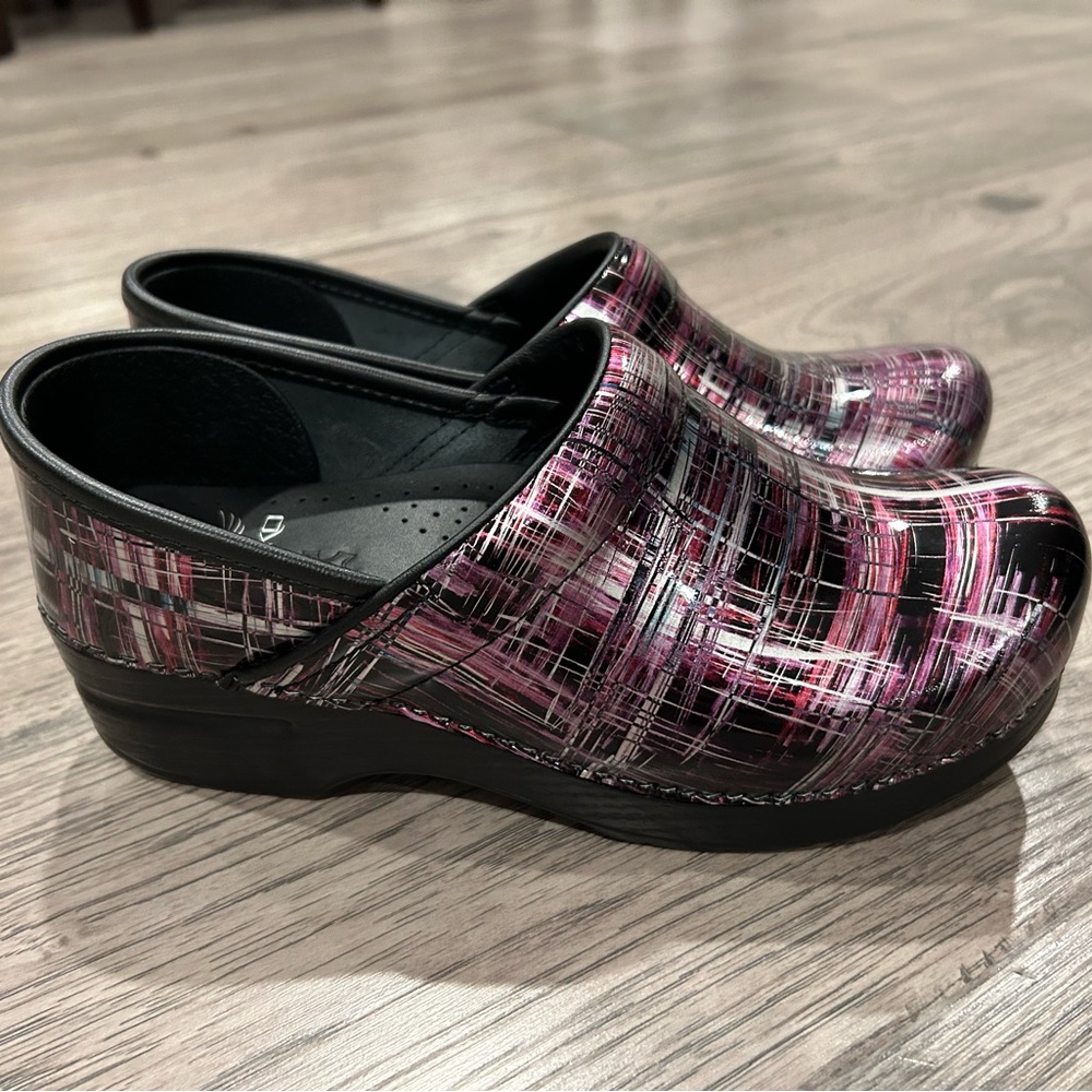 SOLD! Dansko 37